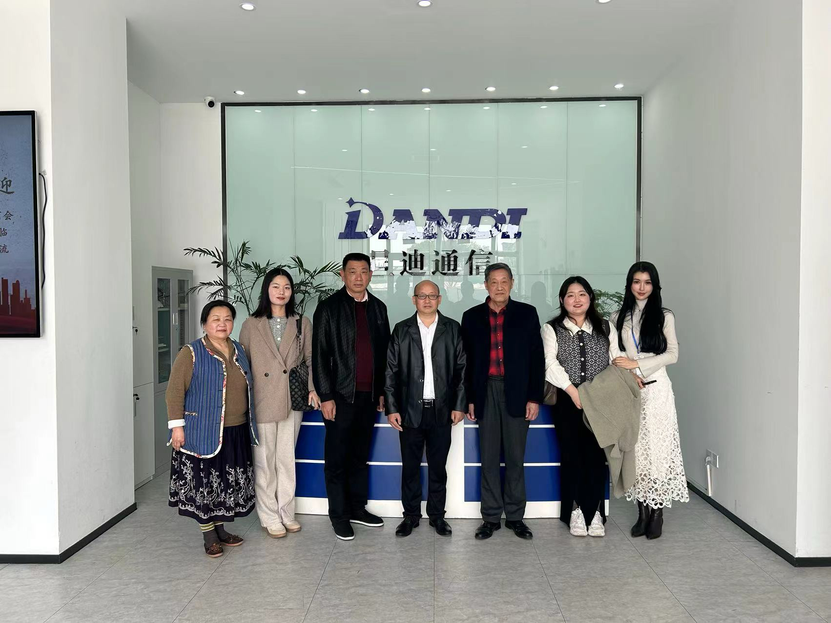 1710915165301280.jpg 上海市湖南商會(huì )合照.jpg